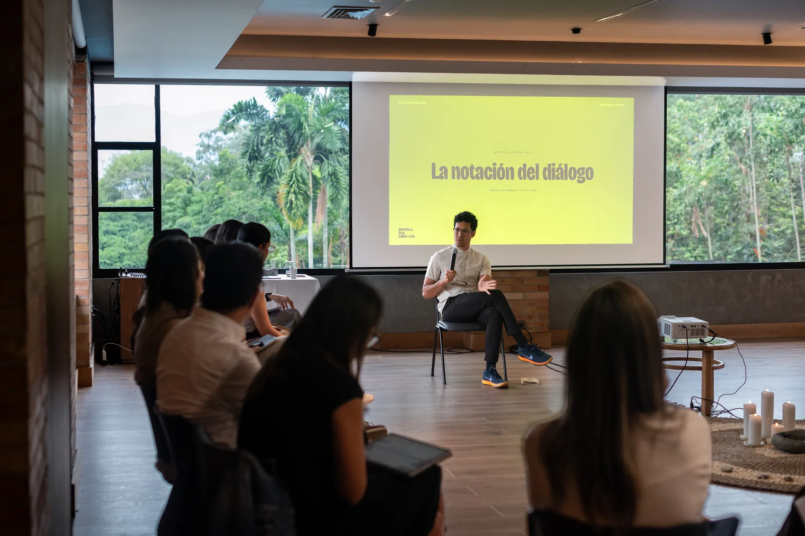 Jorge Caraballo Cordovez facilitando un taller de la Escuela del Buen Oír